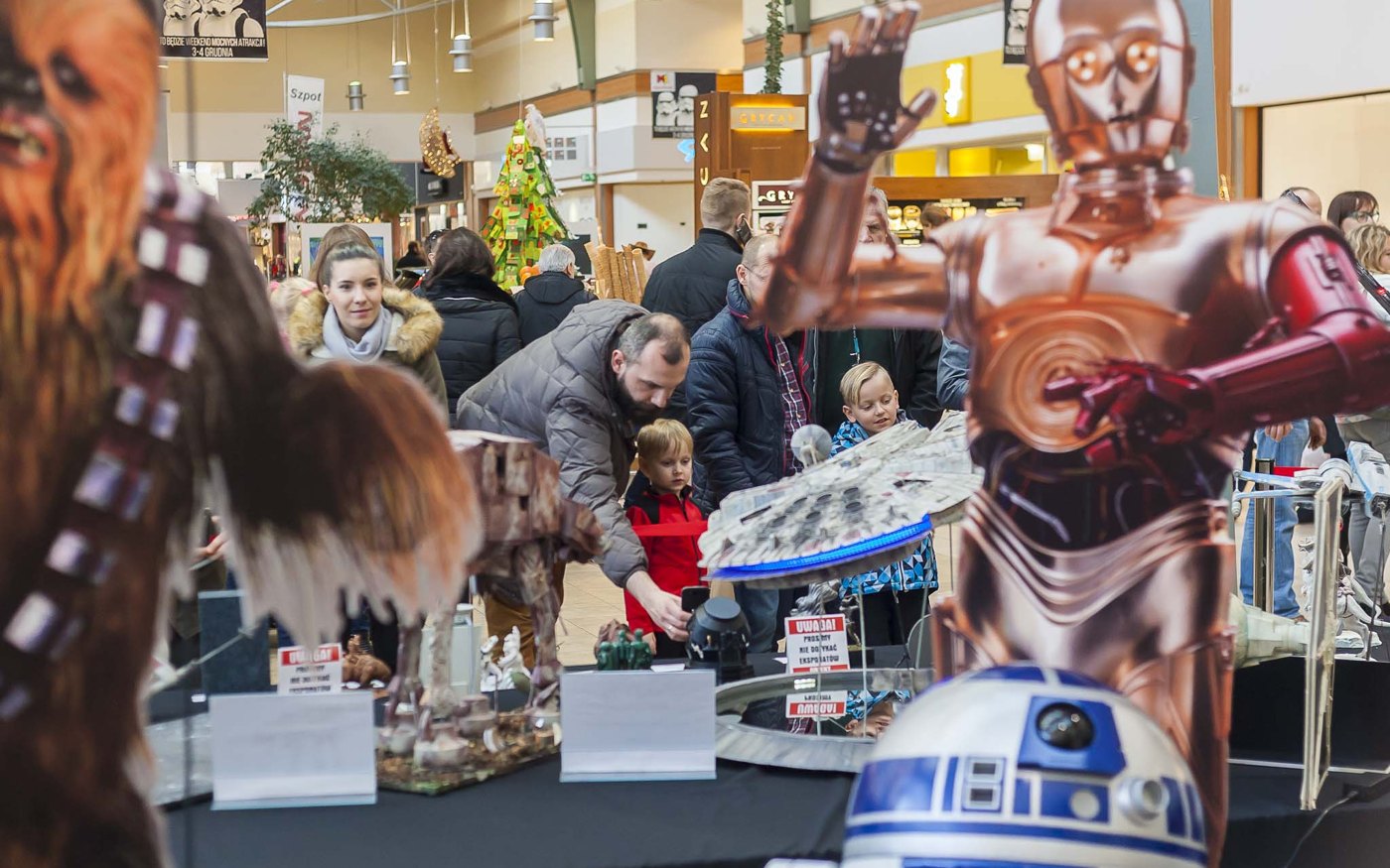 Filmfiguren-Ausstellung mit Besuchern in einem Shoppingcenter